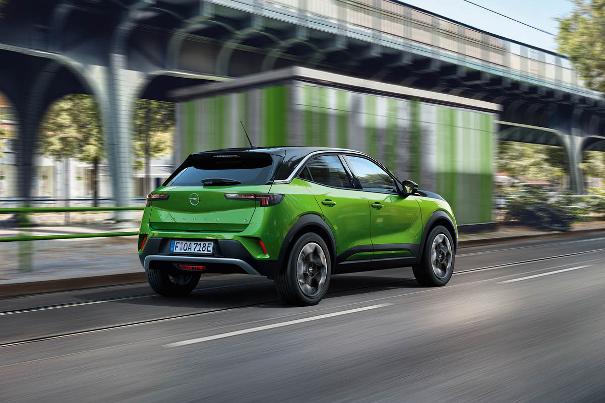 Opel Mokka in Grün bei dem Fahrt